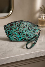 Load image into Gallery viewer, Jet Set Medium Leather Travel Kit / Cosmetic bag