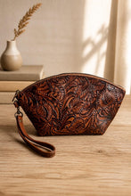 Load image into Gallery viewer, Jet Set Medium Leather Travel Kit / Cosmetic bag