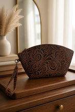 Load image into Gallery viewer, Jet Set Medium Leather Travel Kit / Cosmetic bag