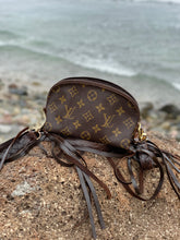Load image into Gallery viewer, Louis Vuitton Vintage Pochette