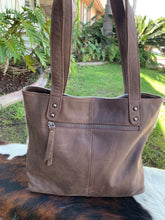 Load image into Gallery viewer, Sergios Small cowhide tote