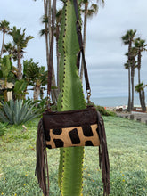 Load image into Gallery viewer, Cowhide Jirafa print crossbody/hipster