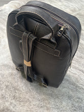 Load image into Gallery viewer, Cowhide backpack