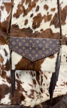 Load image into Gallery viewer, Giselle gorgeous Envelope style Crossbody Brown/White Hide