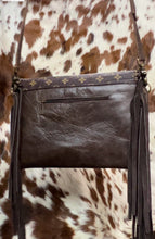 Load image into Gallery viewer, Giselle is Sergios gorgeous and classy envelope style shoulder bag