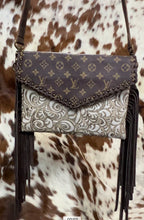 Load image into Gallery viewer, Giselle is Sergios gorgeous and classy envelope style shoulder bag