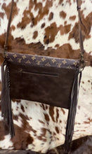 Load image into Gallery viewer, Giselle gorgeous Envelope style Crossbody Brown/White Hide