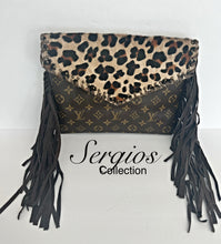 Load image into Gallery viewer, Envelope Crossbody Leopard Hide