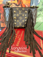 Load image into Gallery viewer, LV Curved Crossbody Hipster