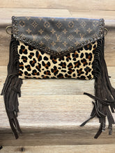 Load image into Gallery viewer, Envelope Crossbody Leopard Hide