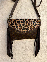 Load image into Gallery viewer, Envelope Crossbody Leopard Hide