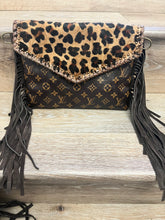 Load image into Gallery viewer, Envelope Crossbody Leopard Hide