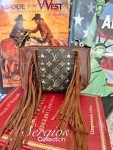 Load image into Gallery viewer, LV Curved Crossbody Hipster