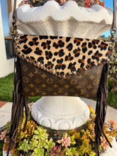 Load image into Gallery viewer, Envelope Crossbody Leopard Hide