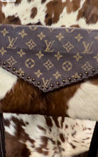 Load image into Gallery viewer, Giselle gorgeous Envelope style Crossbody Brown/White Hide