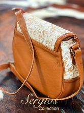 Load image into Gallery viewer, Cowhide crossbody In white and Tam