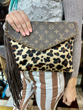 Load image into Gallery viewer, Giselle gorgeous Envelope style Crossbody Leopard Hide