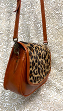 Load image into Gallery viewer, Santa Bárbara Saddle bag style with leopard cowhide