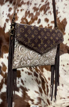 Load image into Gallery viewer, Giselle is Sergios gorgeous and classy envelope style shoulder bag