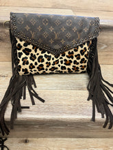 Load image into Gallery viewer, Envelope Crossbody Leopard Hide