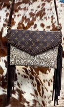 Load image into Gallery viewer, Gorgeous and classy envelope style shoulder bag