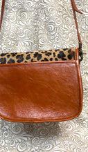 Load image into Gallery viewer, Santa Bárbara Saddle bag style with leopard cowhide