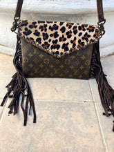 Load image into Gallery viewer, Envelope Crossbody Leopard Hide