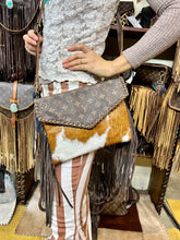 Load image into Gallery viewer, Giselle gorgeous Envelope style Crossbody Brown/White Hide