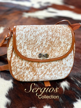 Load image into Gallery viewer, Cowhide crossbody In white and Tam