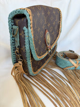 Load image into Gallery viewer, Saint Cloud GM in Crazy Horse Tan &amp; Moss Suede
