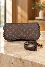 Load image into Gallery viewer, Gina (Embossed Floral / Smooth Leather)
