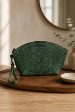 Load image into Gallery viewer, Jet Set Medium Leather Travel Kit / Cosmetic bag
