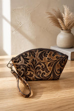 Load image into Gallery viewer, Jet Set Medium Leather Travel Kit / Cosmetic bag
