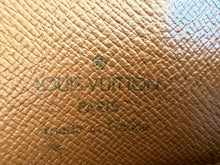 Load image into Gallery viewer, Vintage Saint Cloud large in Dark Brown leather
