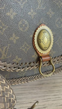 Load and play video in Gallery viewer, Vintage Saint Cloud large in Crazy Horse leather
