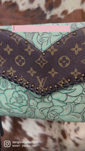 Load and play video in Gallery viewer, Sergios gorgeous and classy envelope style shoulder bag
