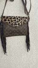 Load and play video in Gallery viewer, Gorgeous and classy envelope style shoulder bag
