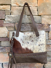 Load image into Gallery viewer, Sergios Small cowhide tote
