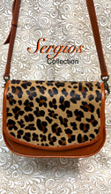 Load image into Gallery viewer, Santa Bárbara Saddle bag style with leopard cowhide
