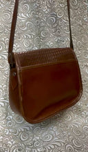 Load image into Gallery viewer, Santa Bárbara Saddle style bag with basket weave look leather
